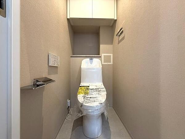 清潔感のあるトイレスペース。毎日使う場所だからこそ、落ち着いて利用できる空間になっています。シンプルで使いやすく、快適な生活をサポートしてくれる設備です。