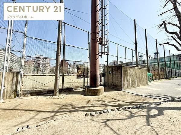 蒲生公園まで686m、野球場や遊具施設が整備された広々とした公園です。特に春には美しいハナミズキが約3週間にわたり咲き誇ります。