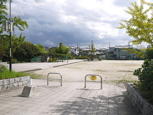 太秦2号公園まで1000m、徒歩約15分♪のびのび遊べる公園があります♪