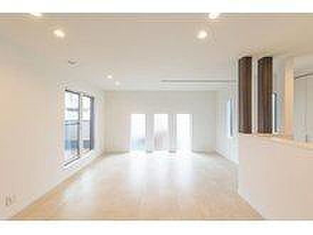 ご家族が自然と集まるリビング♪暖かみのあるお部屋♪建物価格1850万円、建物面積105ｍ2