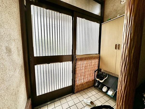 味わい深い雰囲気が住まいに温かみをもたらす落ち着いた玄関。