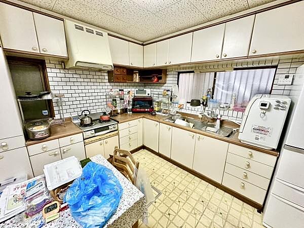 作業動線に優れたL字型の広々キッチン。調理や配膳がしやすく、複数人での作業もスムーズに行えます。