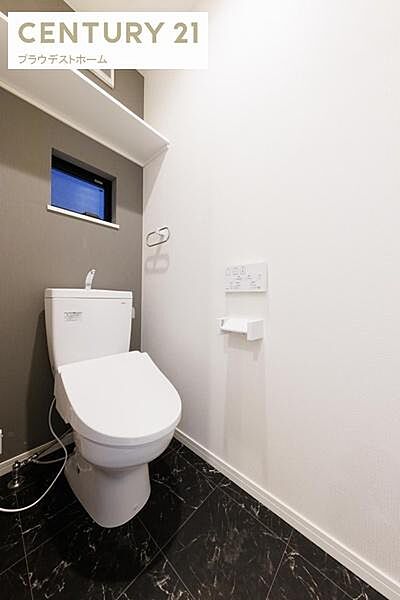 ※モデルハウスの写真です。シンプルで落ち着いたトイレです。窓付きで換気も十分です。建物プラン例　建物価格1850万円、建物面積90ｍ2