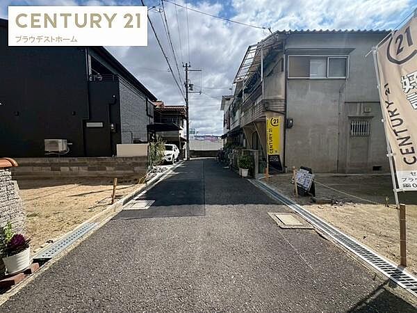 （2026年2月1日撮影）交通量が穏やかな前面道路。街並みが整った住宅街で安心して暮らせる環境が整っています。