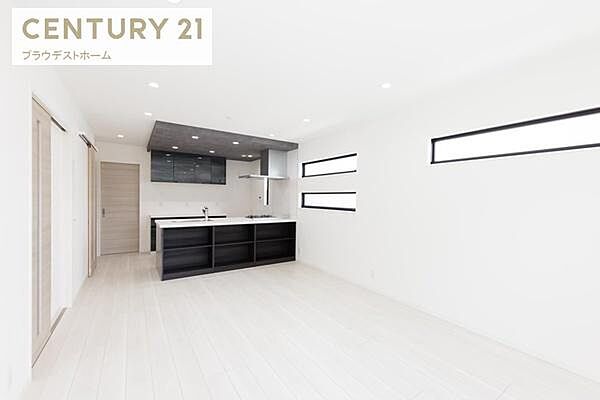 ※モデルハウスの写真です。白基調の明るいリビングです。家族団欒の憩いの場になります。建物プラン例　建物価格1850万円、建物面積90m2