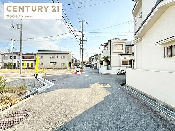 開放感あふれる角地。日当たり・通風良好の快適な住まい。