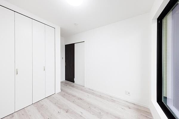 子供部屋にも嬉しい全居室収納スペース♪窓から明るい光が入ります♪建物プラン例　建物価格1850万円、建物面積105m2