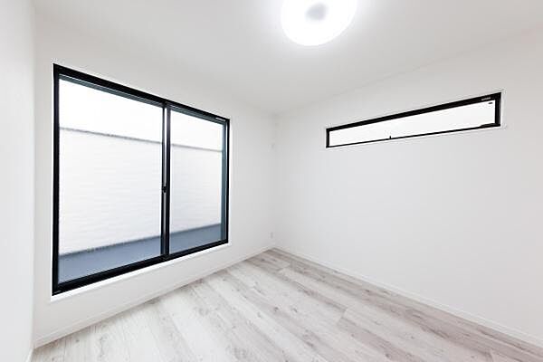 バルコニーに面した洋室♪明るく開放的なお部屋です♪建物プラン例　建物価格1850万円、建物面積105m2