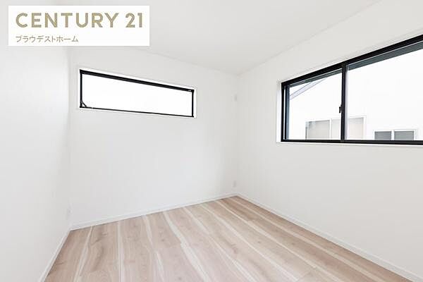 ※モデルハウスの写真です。明るくゆったりした洋室。寝室にも使いやすいです。建物プラン例　建物価格1600万円、建物面積100m2