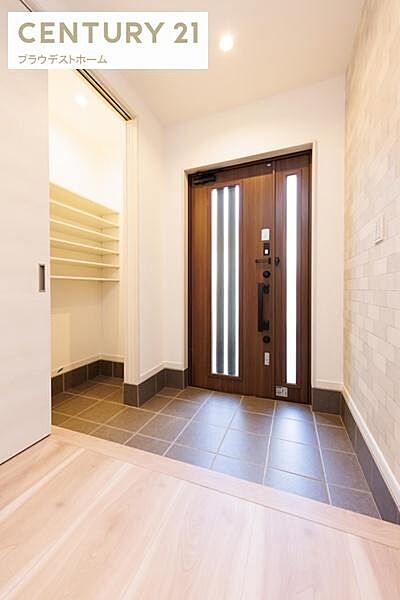 ※モデルハウスの写真です。壁紙も自由にお選びいただけます。建物プラン例　建物価格1600万円、建物面積100m2