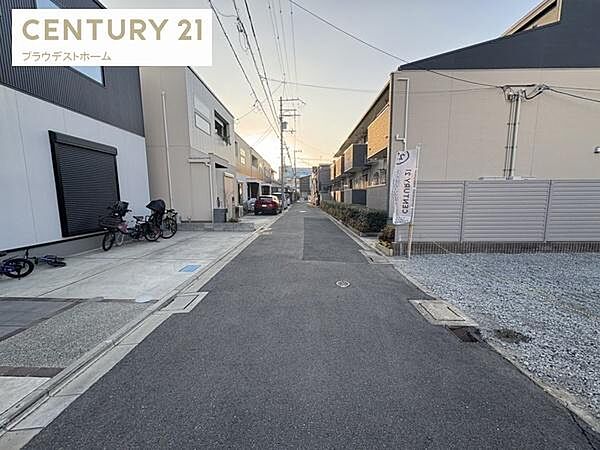 見通しの良いまっすぐな前面道路。交通量も多くはなさそうです。