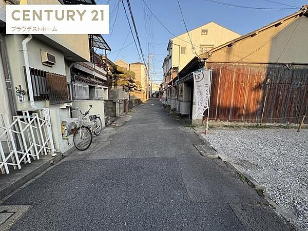 交通量が穏やかな前面道路。街並みが整った住宅街で安心して暮らせる環境が整っています。