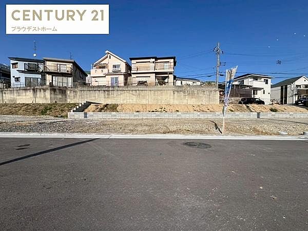 「余裕ある前道がもたらす、暮らしの格と快適性。静穏な時間がここにあります。」