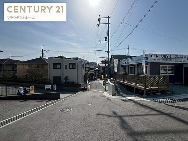 交通量が穏やかな前面道路。街並みが整った住宅街で安心して暮らせる環境が整っています。