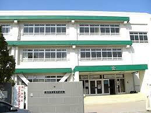茨木市立南中学校まで370m、「一人ひとりが大切にされ、信頼の絆で結ばれた、ともに学びあう学校」を教育目標としています。