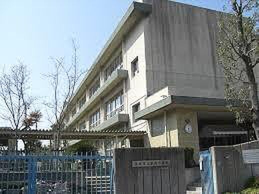 茨木市立水尾小学校まで310m、閑静な住宅街でお子様の通勤も安心です