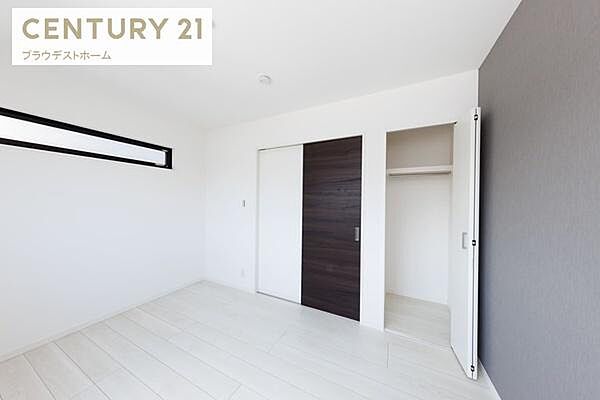 ※モデルハウスの写真です。窓から日が差し込む洋室です。シンプルな空間なので好みの家具を合わせやすいです。建物プラン例　建物価格1900万円、建物面積105m2
