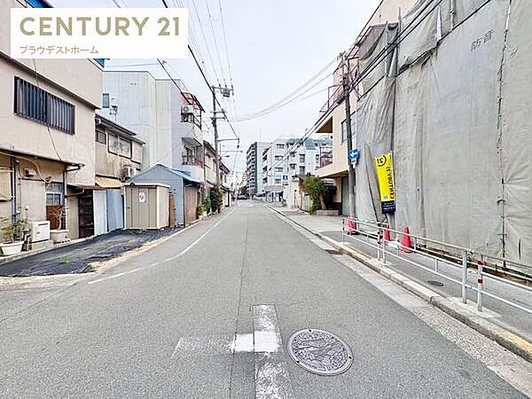 （2026年3月9日撮影）見通しの良いまっすぐな前面道路。交通量も多くはなさそうです。