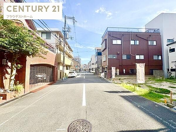 （2026年3月13日撮影）見通しの良いまっすぐな前面道路。交通量も多くはなさそうです。