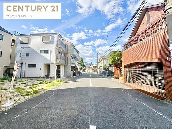 （2026年3月13日撮影）交通量が穏やかな前面道路。街並みが整った住宅街で安心して暮らせる環境が整っています。
