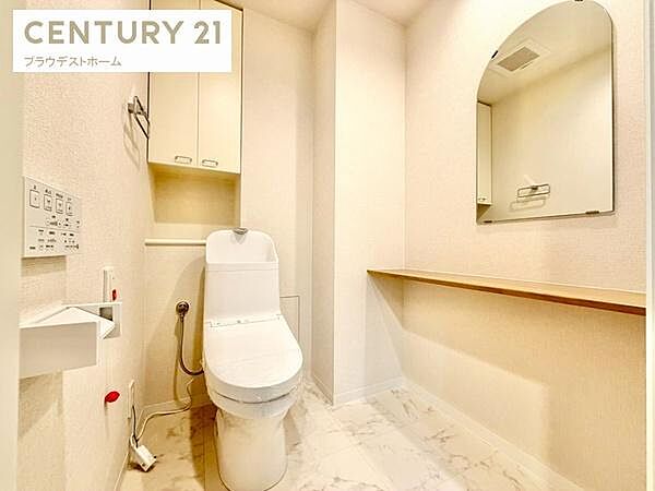 清潔感のあるトイレスペース。毎日使う場所だからこそ、落ち着いて利用できる空間になっています。シンプルで使いやすく、快適な生活をサポートしてくれる設備です。