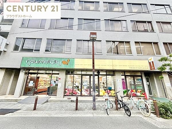 グルメシティ南森町店まで770m、「よい品をどんどん安く、より豊かな社会を」を基本理念とし、地域にとって生活に欠かせない存在となることを目指しています。