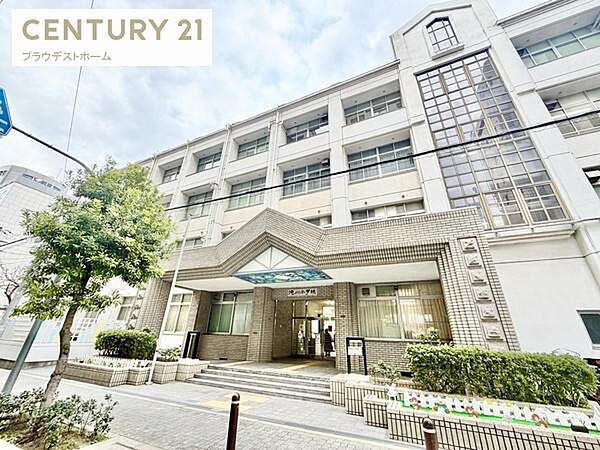 大阪市立滝川小学校まで570m、明治5年に創立され、2022年に創立150周年を迎えました。同じ敷地内に大阪市立滝川幼稚園があります