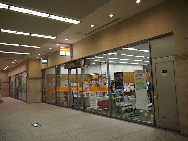 大阪OAPタワー内郵便局まで180m、振り込みや発送がすぐにできて便利♪