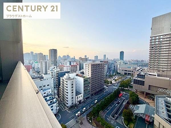 住戸からの眺望は開放感があり、周囲の景色をゆったりと楽しめます。日々の暮らしの中で季節の移ろいも感じられ、心地よい住環境を演出してくれるポイントです。