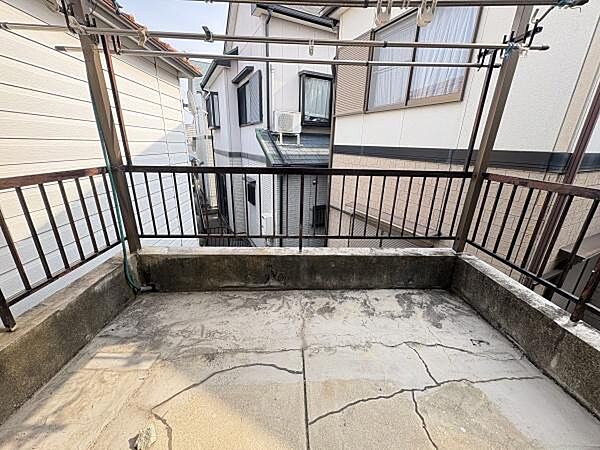 洗濯物を干すスペースも確保できます。通風良好です。