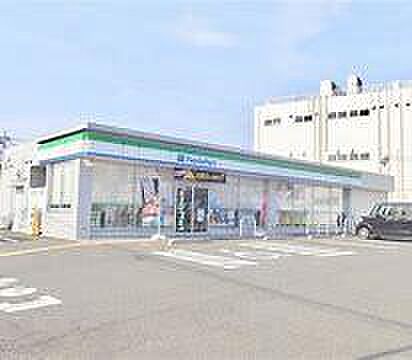 ファミリーマート上尾水上公園店まで495m、こだわりのスイーツや惣菜など、独自商品の充実度でも人気の「ファミリーマート」毎日の暮らしを身近にサポートします。