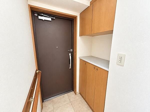 シューズボックスと吊戸棚があります。シューズボックスの上にはカウンタースペースがあり、鍵や荷物を置くのに便利です。※現況写真から家具等を消去したAI加工イメージです