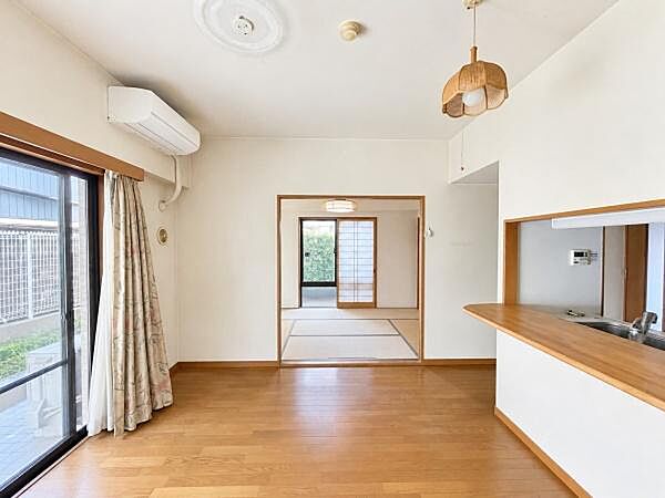 ≪テラスと専用庭のある1階角部屋≫1階ならではの、お庭へ直接出られる暮らし～オートロック、エレベーター、宅配ボックス、TVモニターホン付き！※現況写真から家具等を消去したAI加工イメージです