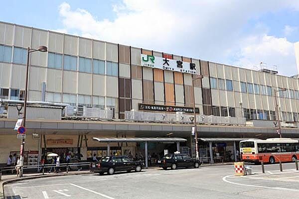 大宮駅まで1040m、駅周辺には商業施設・飲食店・各種サービスが充実したエリア。交通利便性と生活利便性が融合した、暮らしの力強い拠点です。