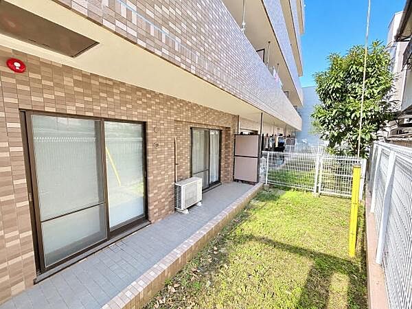 室内から出入りできるテラス(7.87平米)と、芝生の専用庭(12.00平米)です。1階ならではの専用スペースで、使い方は暮らしに合わせて様々～！