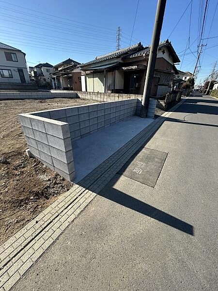 ■ゴミ捨て場■整備された前面道路。隣地は新規開発分譲地となっており、美しい街並みが広がっています。