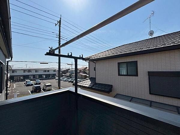 見晴らしよく周辺の低層住宅街を見渡せるため、圧迫感がなく開放的な眺望が楽しめます。日当たり良好な2階バルコニーです。物干しポールが設置されており、洗濯物をたっぷりと干せる実用的なスペースです。