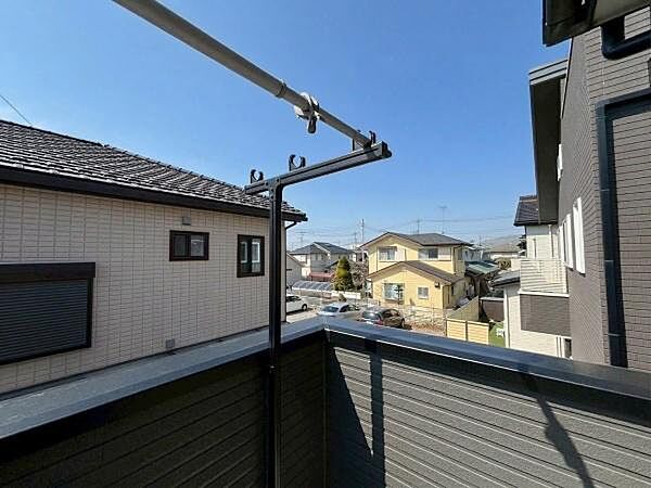周囲は低層の戸建て住宅が並ぶ落ち着いたエリアで、圧迫感のない伸びやかな景色が広がっています。物干しポールも完備されており、気持ちのよい陽光と風の中で洗濯物をしっかりと乾かせます。