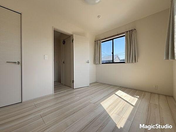 白い壁とナチュラルカラーのフローリングが調和した、シンプルで明るい洋室です！窓から差し込む陽光がお部屋全体を照らし、清々しい空間に仕上がっています◎