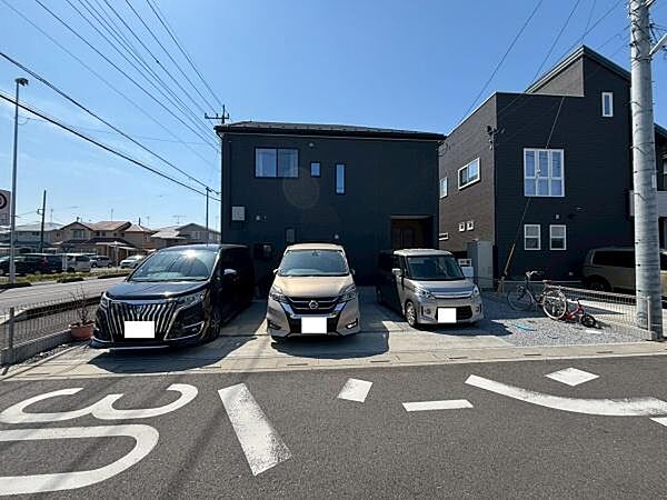 【黒を基調としたスタイリッシュな外観が目を引く、角地に建つ邸宅】東側は幅員12mの広い公道に面しており、見通しが良く開放的な住環境です。広々とした敷地には駐車3台可◎！