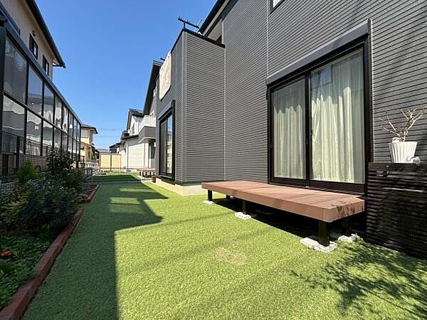 ウッドデッキが設置されており、室内からシームレスにつながるアウトドアリビングとしてお使いいただけます。お子様やペットの遊び場としてはもちろん、休日にはガーデニングやバーベキューを楽しめそう。