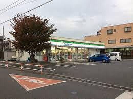 ファミリーマート片山北本店まで784m、こだわりのスイーツや惣菜など、独自商品の充実度でも人気の「ファミリーマート」毎日の暮らしを身近にサポートします。