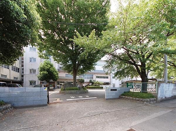 北本市立東中学校まで1700m、毎日の通学が程よい運動になる！部活動で帰りが遅くなっても安心な距離感です。