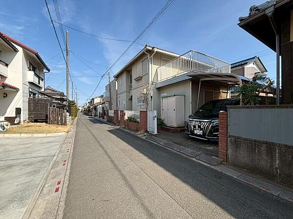 間口が約15mと広く取られた整形地のため、プランニングがしやすく、駐車スペースも確保いただける使い勝手の良い土地です。建築条件がないため、お好きなハウスメーカーや工務店で建築できます。