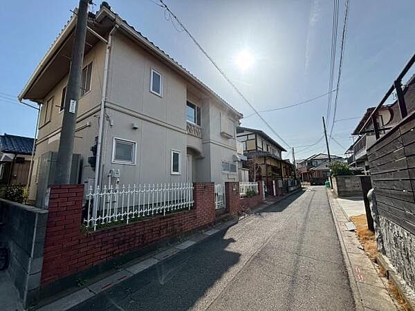 前面道路：北側公道4.0ｍ■JR高崎線『北本』駅徒歩20分■間口約15.27m×奥行約10.30mの整形地です。前面公道（幅員4.0m）に接道しており、駐車場・庭・建物配置の自由度が高い区画です。