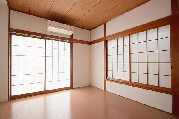 板張り天井×障子の和の趣を残しつつフローリングに改修した和洋折衷の洋室。2面採光で明るく、エアコン・照明付きで快適な居室です◎！