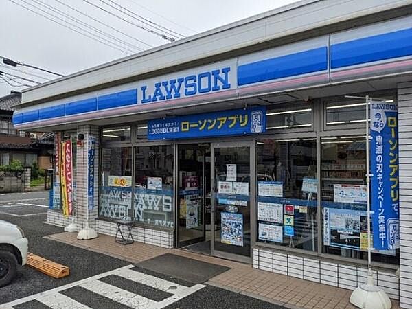 ローソン北本東間四丁目店まで650m、食料品から各種支払い・行政サービスまで。「ローソン」は、24時間365日、暮らしのあらゆるシーンをサポートします。
