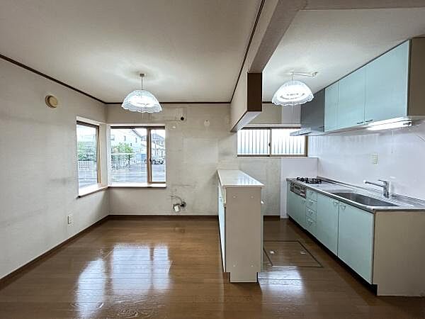 配膳や収納に便利なカウンターを配置しています◎！キッチン横に窓が配されており、調理中の換気や採光にも配慮されたレイアウトです。家事動線に優れたつくりです。