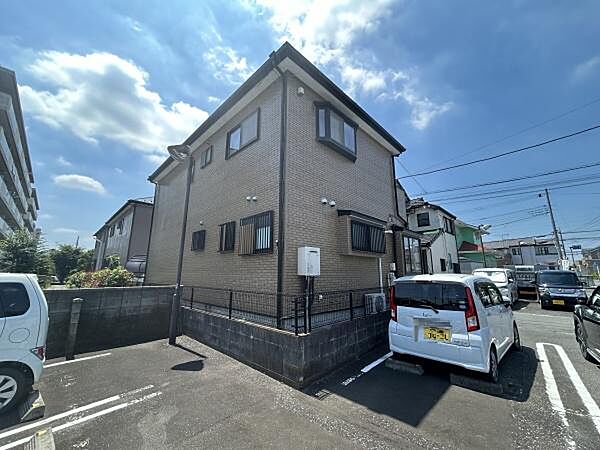 4LDKの中古戸建てです。収納スペースが随所に設けられており、お荷物の多いご家族にも安心の間取りとなっております。南西道路に加え、北・北西側が現況駐車場のため陽当たりも良好です。