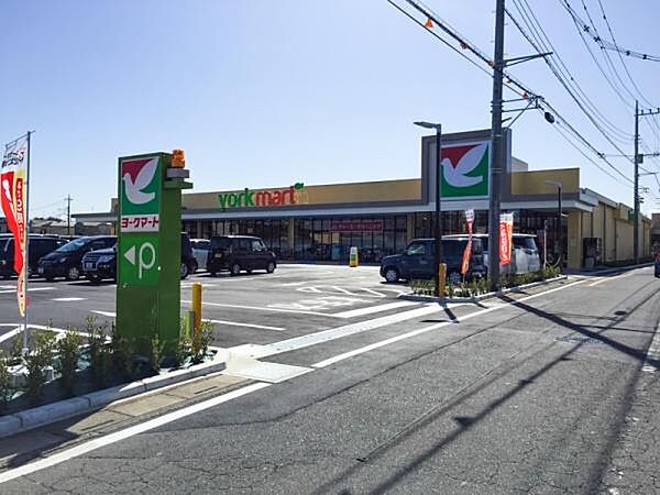 ヨークマート北本二ツ家店まで750m、新鮮な生鮮食品と充実した品揃えが魅力の「ヨークマート」。毎日の食卓を、安心・安全な食材でしっかり支えます。